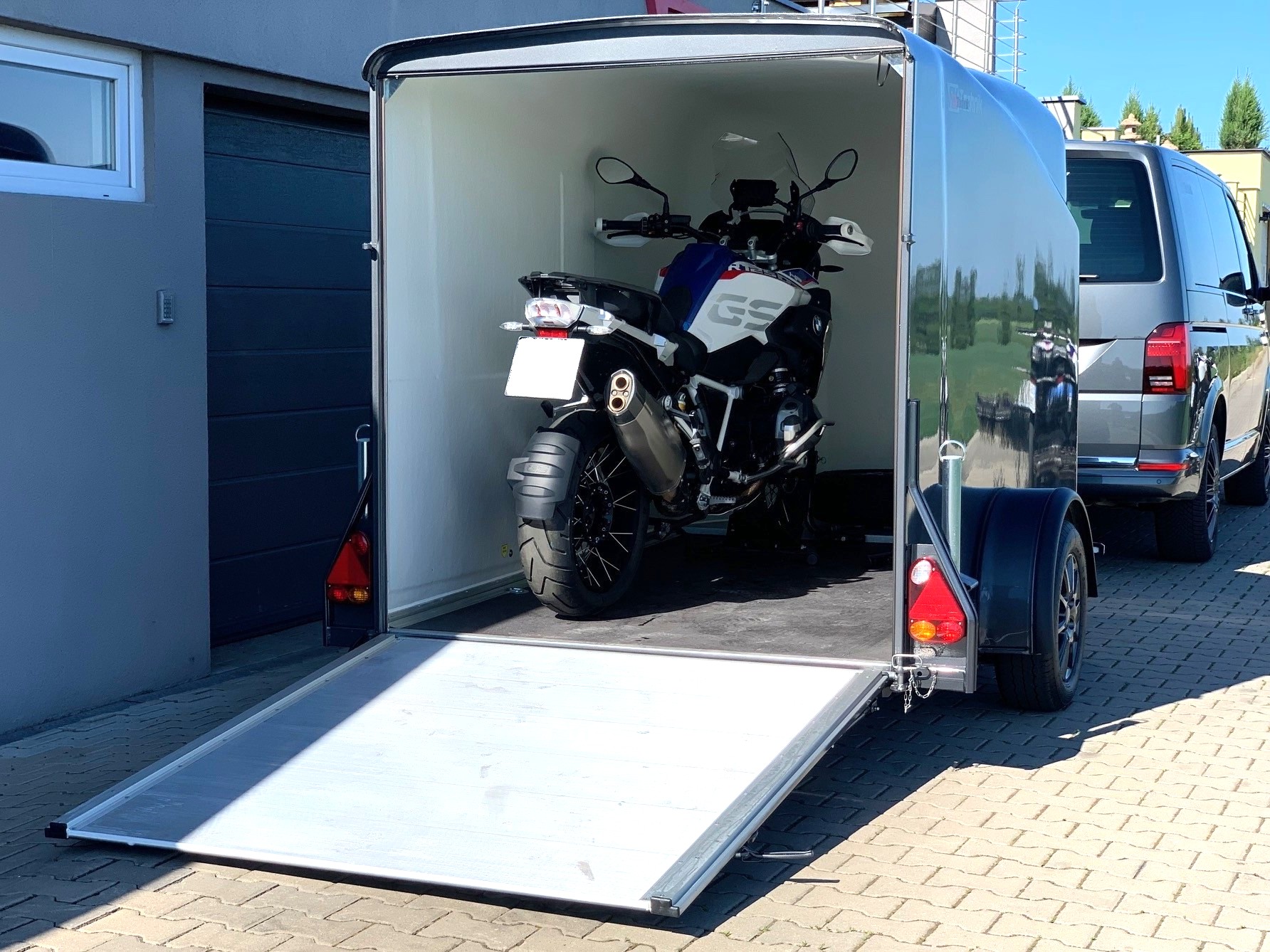 Interiér skříňového přívěsu Debon Cargo